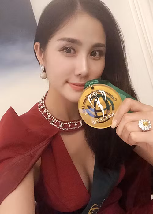 Trước đó, Hoàng Hạnh giành huy chương đồng Trang phục dân tộc với thiết kế "Liên chiến hoa".