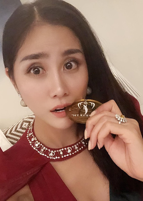 Với 2 huy chương tại Hoa hậu Trái đất 2019, Hoàng Hạnh đã vươn lên xếp đồng hạng 3 với người đẹp Bồ Đào Nha.