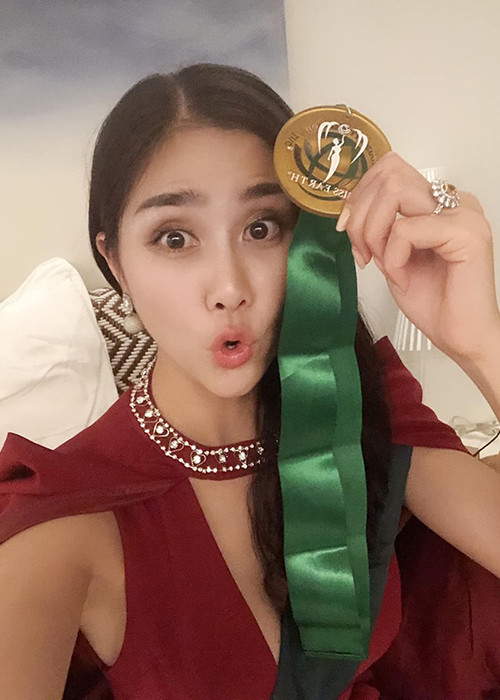 Trên trang cá nhân, Hoàng Hạnh đăng tải hình ảnh mừng chiến thắng với biểu cảm 100 sắc thái.