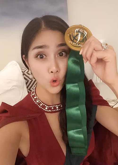 Trên trang cá nhân, Hoàng Hạnh đăng tải hình ảnh mừng chiến thắng với biểu cảm 100 sắc thái.