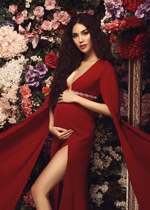 Lan Khuê khoe bụng bầu tròn xinh thay vì khéo léo che bụng bầu như trước đó.