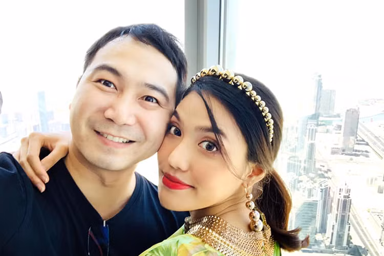 1 năm sau đám cưới, vợ chồng Lan Khuê - Tuấn John vẫn mặn nồng như hồi mới yêu.