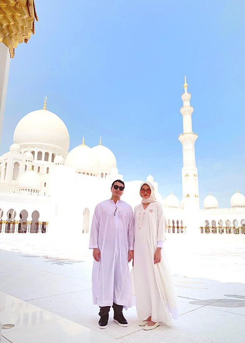 Trước khi sinh con, người đẹp tranh thủ đi du lịch nước ngoài cùng ông xã.