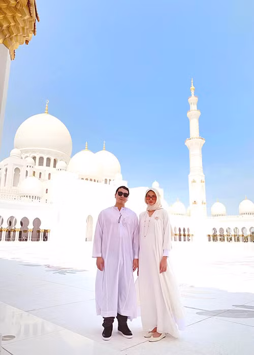 Trước khi sinh con, người đẹp tranh thủ đi du lịch nước ngoài cùng ông xã.