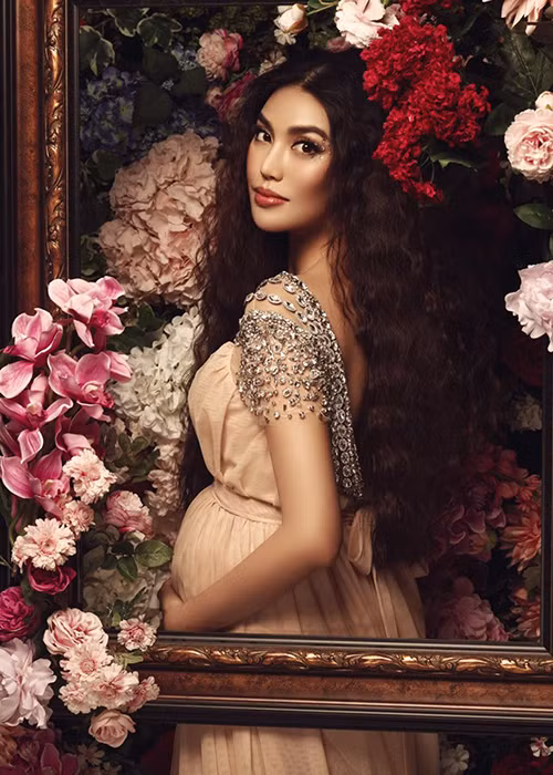 Dù đang mang thai ở tháng thứ 8 nhưng Lan Khuê vẫn đẹp mặn mà.