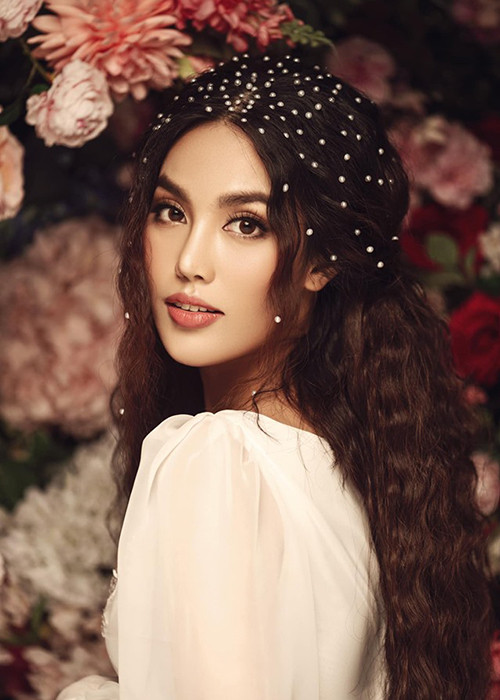 Người đẹp sinh năm 1992 chia sẻ: "Tròn trĩnh được 1 năm, kỉ niệm năm đầu bằng cái bụng 8 tháng".