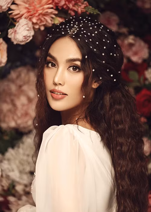 Người đẹp sinh năm 1992 chia sẻ: "Tròn trĩnh được 1 năm, kỉ niệm năm đầu bằng cái bụng 8 tháng".