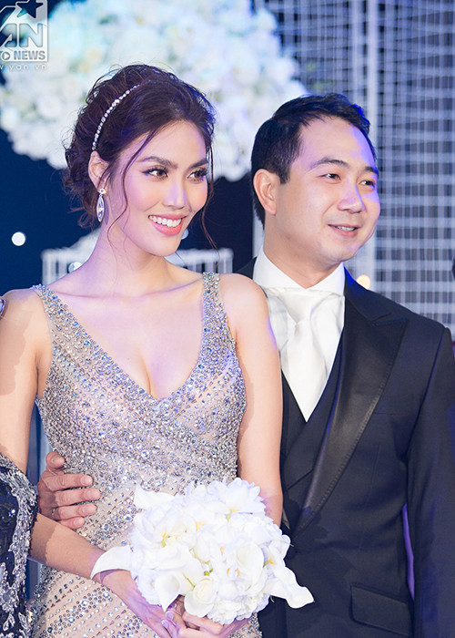 Cách đây đúng 1 năm, Hoa khôi Lan Khuê hạnh phúc lên xe hoa với doanh nhân Tuấn John. Ảnh: Yan