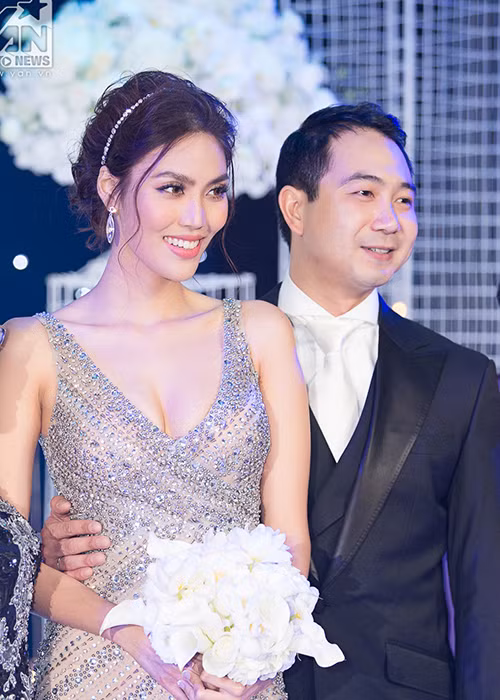 Cách đây đúng 1 năm, Hoa khôi Lan Khuê hạnh phúc lên xe hoa với doanh nhân Tuấn John. Ảnh: Yan
