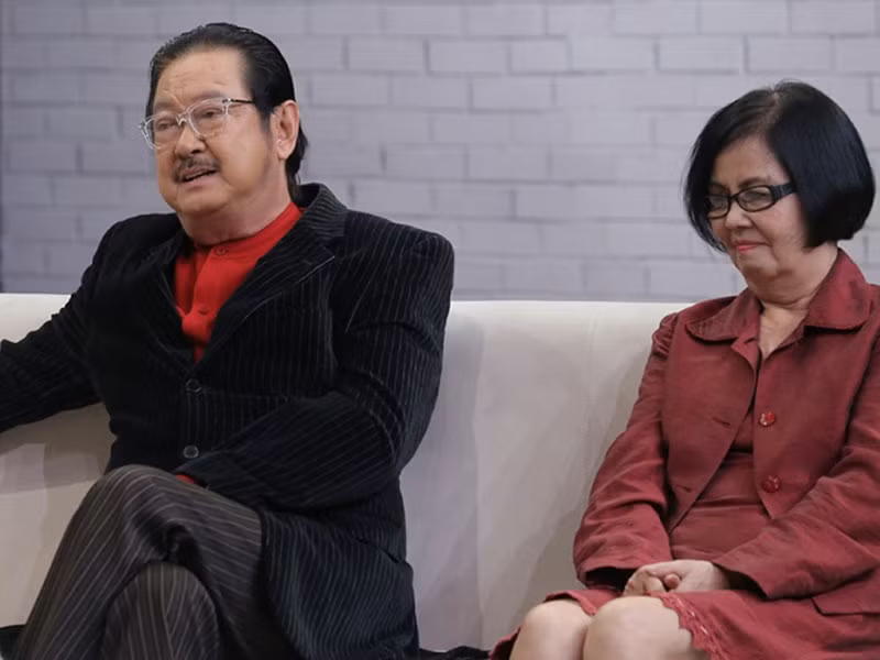 Năm 2009, nghệ sĩ Chánh Tín rơi vào cảnh nợ nần chồng chất khi đầu tư phim ảnh thu lỗ. Khoảng thời gian khó khăn đó, ông phải lăn lộn đủ nghề để mưu sinh. Ngoài đi hát phòng trà, bán quán nhậu, Chánh Tín nhận phim để có tiền trang trải cuộc sống. Ảnh: Giao thông