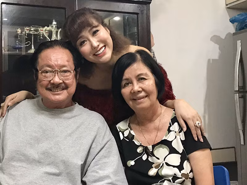 Tháng 5/2019, vợ của Chánh Tín bị bệnh nặng, một bên mắt không nhìn thấy và cần phẫu thuật gấp. Thế nhưng gia đình không đủ điều kiện để chi trả viện phí cho bà. Sau đó, Phi Thanh Vân ủng hộ tiền giúp vợ của nghệ sĩ Chánh Tín mổ mắt. Ảnh: Dân Việt