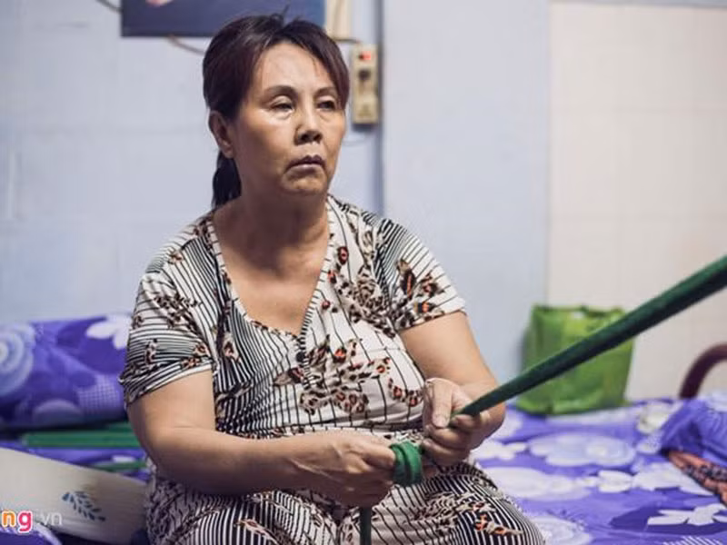 Trong khi nhiều nghệ sĩ có cuộc sống vương giả, không ít nghệ sĩ đang vất vả chạy ăn từng bữa, thậm chí không thể tự trang trải cuộc sống. Ví như nghệ sĩ Hoàng Lan bị nhiều bệnh nhưng không có tiền chữa bệnh nên phải nương nhờ sự giúp đỡ của mọi người. Ảnh: Zing