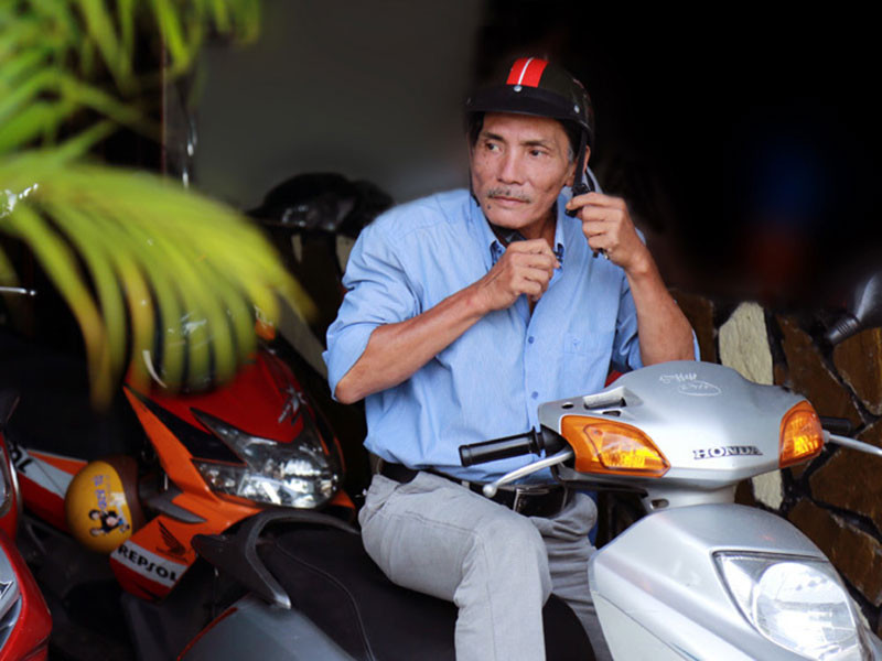 Chia sẻ trên Zing, Thương Tín cho biết, anh sống trong tình trạng thiếu thốn thường xuyên. Vì vậy, nam nghệ sĩ phải vay nợ anh em, người thân. Thương Tín hiện đi xe bus, ở nhà thuê mỗi khi đi đóng phim để kiếm tiền nuôi vợ và con gái nhỏ. Ảnh: Vietnamnet