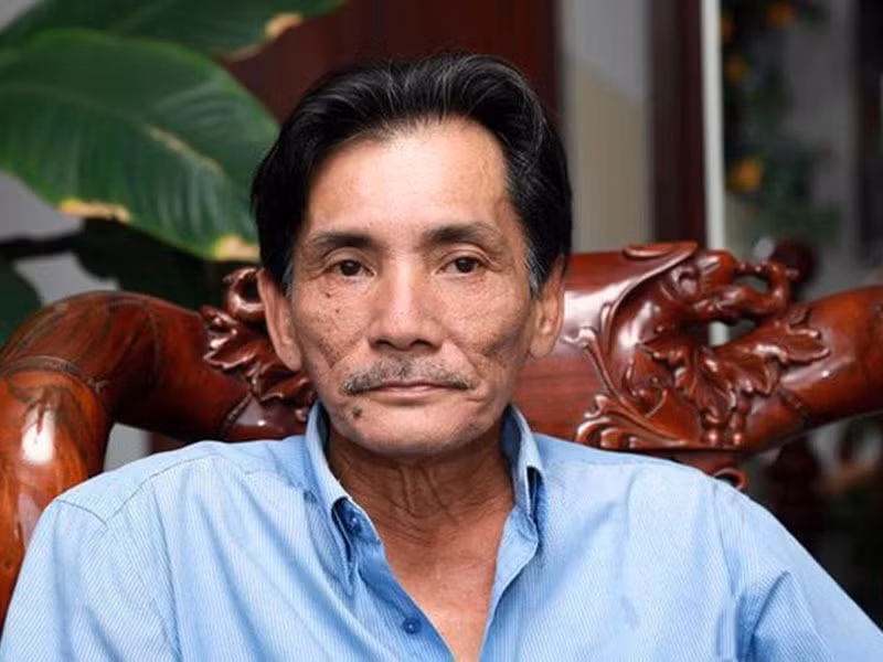 Thương Tín là một trong những diễn viên nổi tiếng hàng đầu của thập niên 1980-1990. Cát-sê cho mỗi vai diễn của anh đến 1 chỉ vàng. Tuy nhiên, Thương Tín bị tán ra bại sản vì cờ bạc. Hiện tại, cuộc sống của anh ở tận cùng khó khăn. Ảnh: Vietnamnet