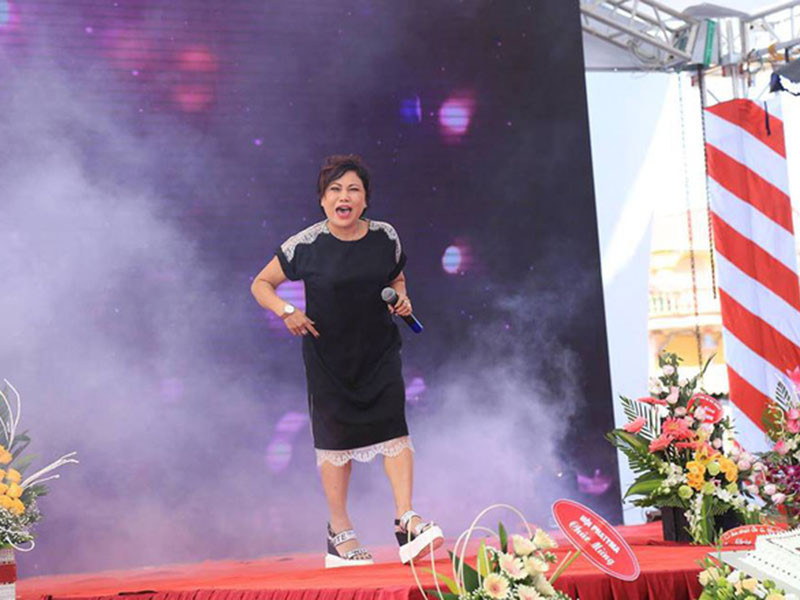 Sau biến cố nợ nần, Siu Black trở về quê nhà sinh sống. Hiện tại, nữ ca sĩ làm việc trong một nhà thờ, thu nhập mỗi tháng khoảng 2-3 triệu. Ngoài ra, Siu Black vẫn đi hát ở những sự kiện nhỏ, tham gia các chương trình song cát-sê của cô không đáng kể. Ảnh: Thế giới trẻ