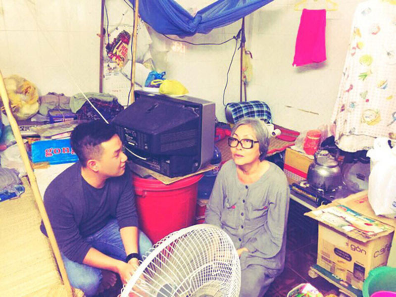 Nghệ sĩ Trang Thanh Xuân được biết đến với vai diễn Bạch Thanh Nga trong vở “Máu nhuộm sân chùa”. Tuy nhiên, trong nhiều năm qua, cô lại chạy ăn từng bữa bằng nghề bán vé số và nhặt ve chai. Ảnh: Người lao động Mời quý độc giả xem video "Bí quyết làm đẹp của sao Việt". Nguồn VTC