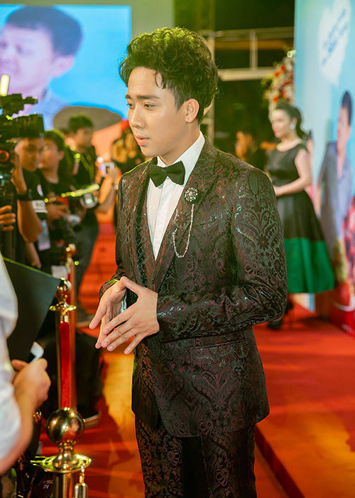 Trong khi Hoài Linh chọn cuộc sống giản dị dù giàu có thì Trấn Thành, Trường Giang tận hưởng cuộc sống như ông hoàng với xế sang, biệt thự, hàng hiệu. Có thể nói, cuộc sống của các danh hài này đều đáng mơ ước.