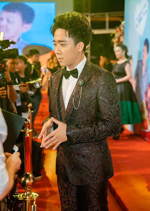 Trong khi Hoài Linh chọn cuộc sống giản dị dù giàu có thì Trấn Thành, Trường Giang tận hưởng cuộc sống như ông hoàng với xế sang, biệt thự, hàng hiệu. Có thể nói, cuộc sống của các danh hài này đều đáng mơ ước.