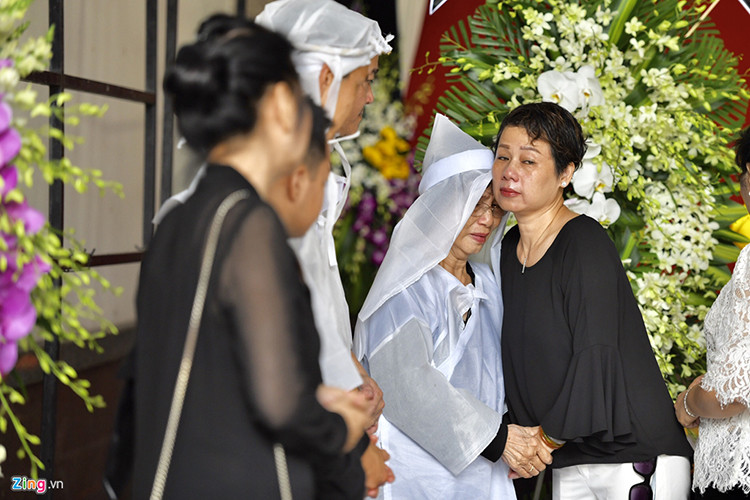 Hình ảnh vợ NSND Thế Anh túc trực bên lĩnh cữu. Theo cáo phó, chiều ngày 3/10, NSND Thế Anh sẽ được hỏa táng tại Phúc An Viên (quận 9, TP.HCM). Ảnh: Zing
