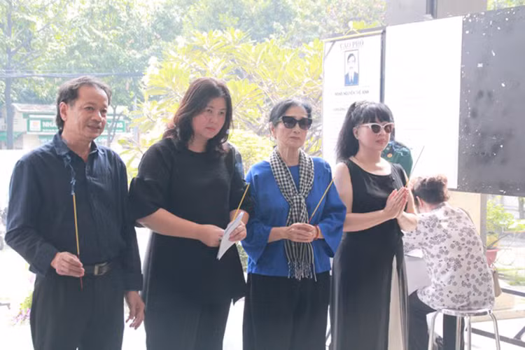 NSND Trà Giang và Lan Hương đến viếng NSND Thế Anh từ sáng sớm. Ảnh: Tiền Phong