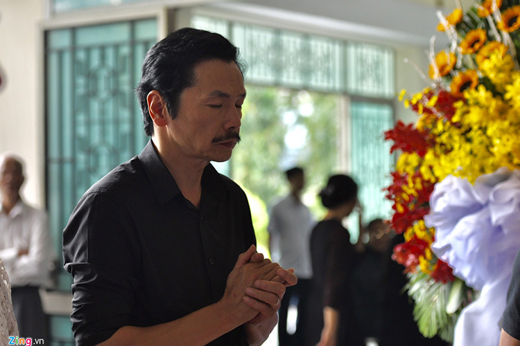 Nghệ sĩ Trung Anh lặng người trong lễ tang nghệ sĩ Thế Anh. Ảnh: Zing