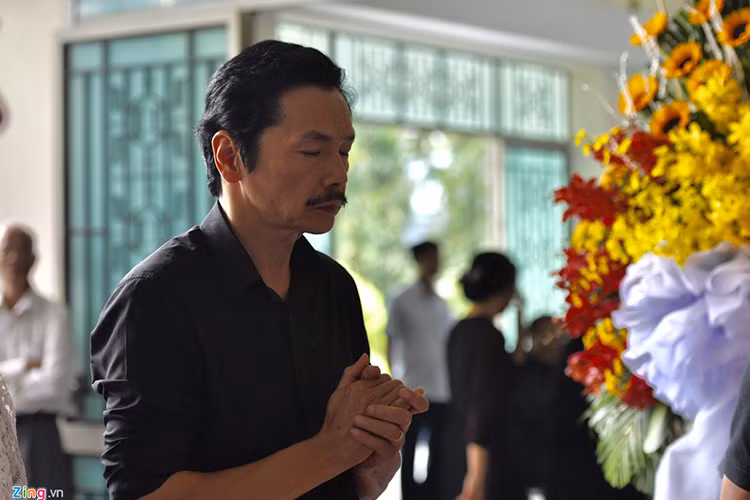 Nghệ sĩ Trung Anh lặng người trong lễ tang nghệ sĩ Thế Anh. Ảnh: Zing