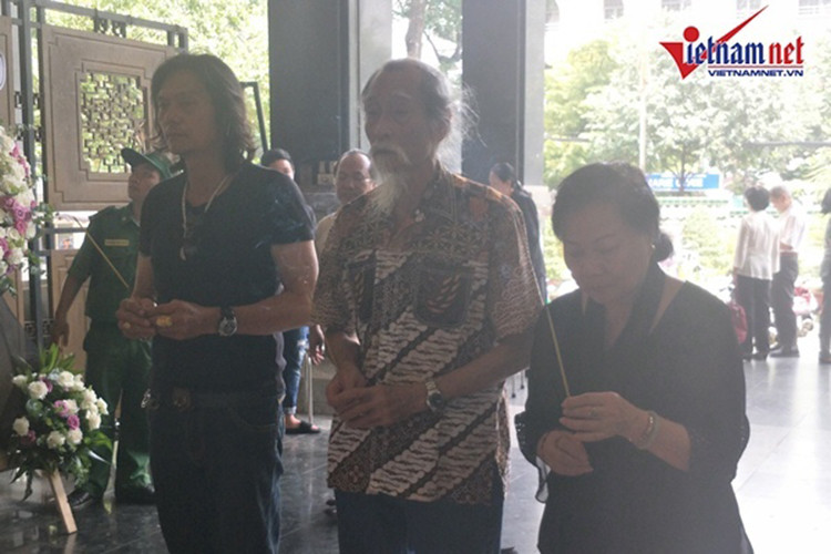 Nghệ sĩ Mạnh Dung thắp hương tưởng nhớ NSND Thế Anh. Ảnh: Vietnamnet