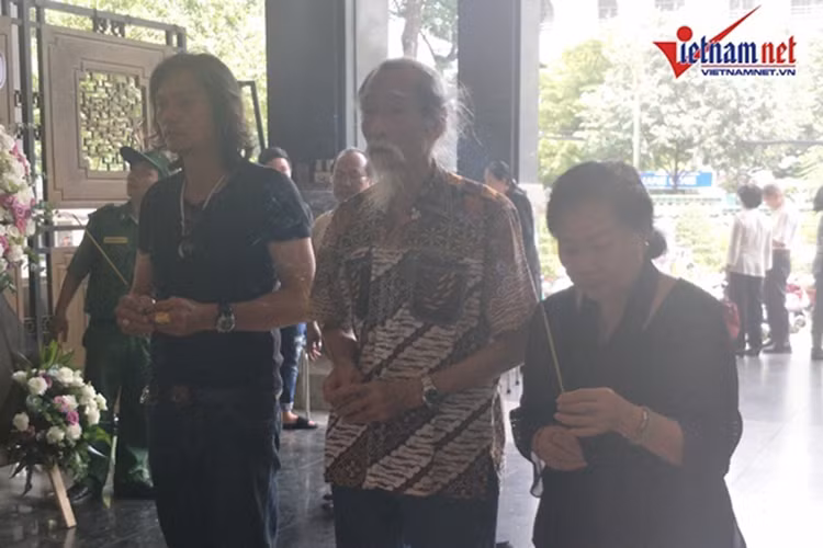 Nghệ sĩ Mạnh Dung thắp hương tưởng nhớ NSND Thế Anh. Ảnh: Vietnamnet