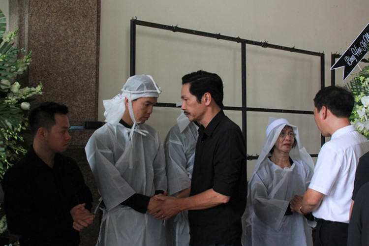 Nghệ sĩ Trung Anh chia buồn với gia đình của NSND Thế Anh. Ảnh: Tiền Phong