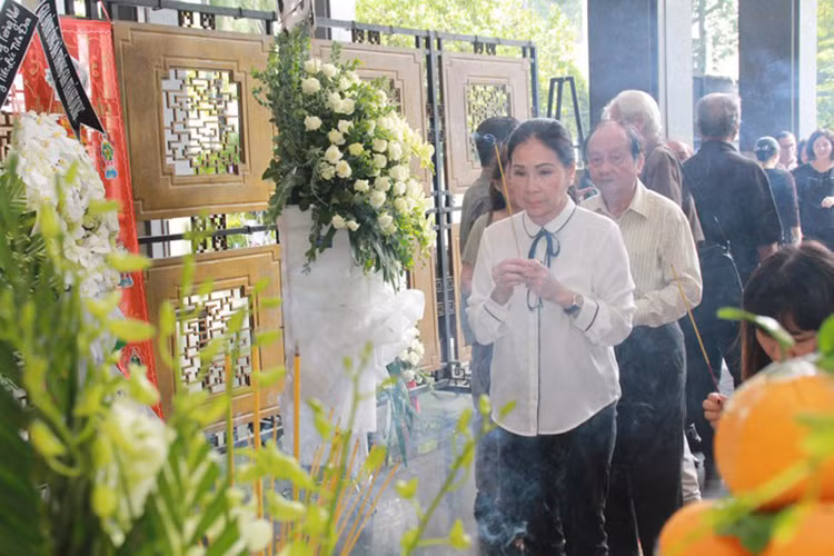 Nghệ sĩ Kim Xuân thắp nén hương cho nam diễn viên phim "Mối tình đầu". Ảnh: Tiền Phong