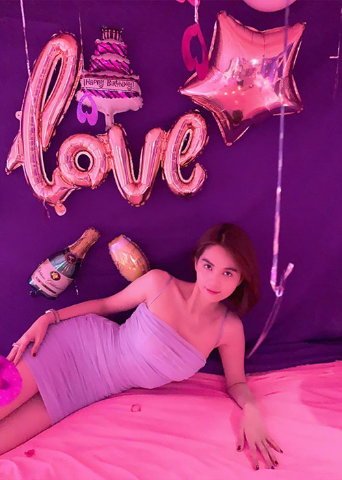 Người đàn ông bí mật của Ngọc Trinh chuẩn bị căn phòng ngập tràn bóng bay và bó hoa hình trái tim với dòng chữ "Yêu em".