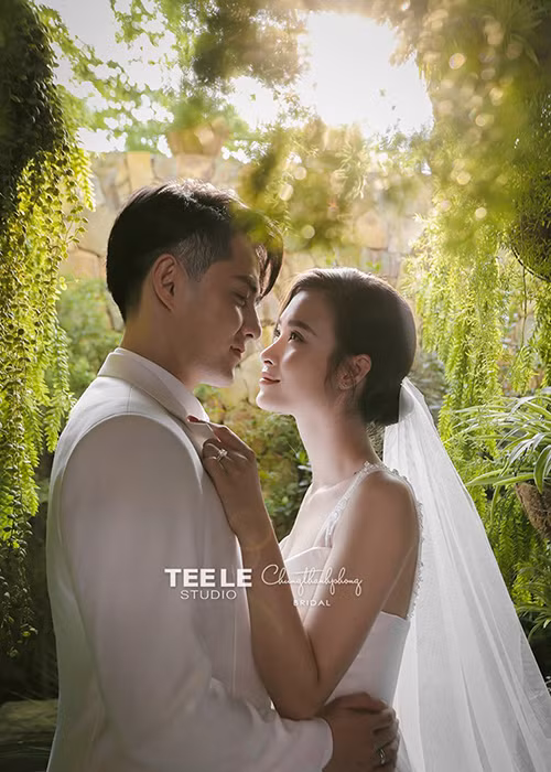 Nữ ca sĩ chọn các mẫu váy cưới với đường xẻ sâu gợi cảm.