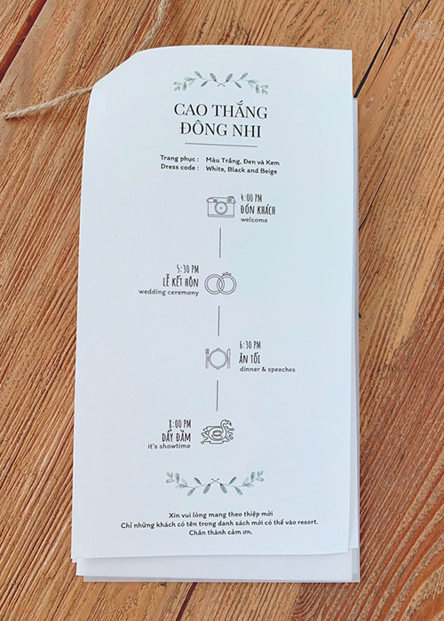 Theo thiệp cưới, 16h ngày 9/11, Đông Nhi - Ông Cao Thắng sẽ đón khách. Đến 17h30, cặp đôi cử hành hôn lễ. Trang phục của khách mời được gợi ý mang tông màu trắng, đen và kem.