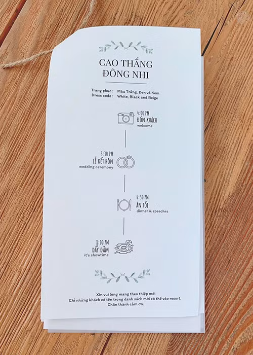 Theo thiệp cưới, 16h ngày 9/11, Đông Nhi - Ông Cao Thắng sẽ đón khách. Đến 17h30, cặp đôi cử hành hôn lễ. Trang phục của khách mời được gợi ý mang tông màu trắng, đen và kem.