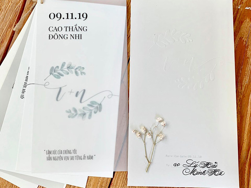 Mới đây, thiệp mời đám cưới Đông Nhi - Ông Cao Thắng được vợ chồng Lý Hải - Minh Hà đăng tải. Theo đó, cô dâu chú rể đài thọ từ nơi ở đến vé máy bay cho 500 khách mời.