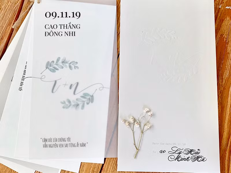 Mới đây, thiệp mời đám cưới Đông Nhi - Ông Cao Thắng được vợ chồng Lý Hải - Minh Hà đăng tải. Theo đó, cô dâu chú rể đài thọ từ nơi ở đến vé máy bay cho 500 khách mời.