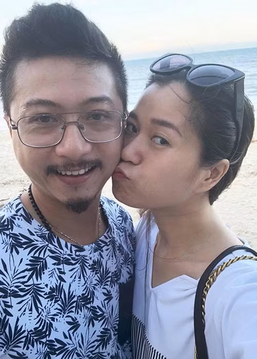 Hứa Minh Đạt và Lâm Vỹ Dạ làm đám cưới chỉ sau 1 năm hẹn hò và có con ngay sau khi cưới. Trong những năm đầu kết hôn, cuộc sống của cặp đôi gặp nhiều khó khăn nhưng cả hai chưa từng buông tay nhau.