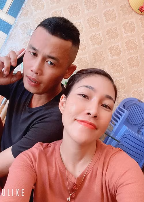 Vợ cũ của Hiệp Gà còn viết: "Được người nổi tiếng mời về nhà "măm" cơm. Bà "ám khí" không cho lấy vợ 4".