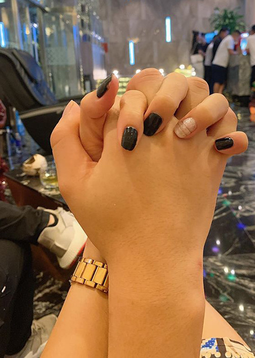 Diệu Thúy vướng nghi vấn có tình mới khi thường xuyên đăng tải status tâm trạng và hình ảnh tình tứ bên người giấu mặt.