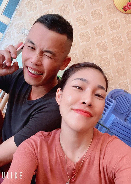 Mới đây, trên trang cá nhân, Diệu Thúy khoe hình ảnh vui vẻ ăn cơm cùng Hiệp Gà sau khi nam diễn viên hài phủ nhận tin đồn sắp lấy vợ 4.