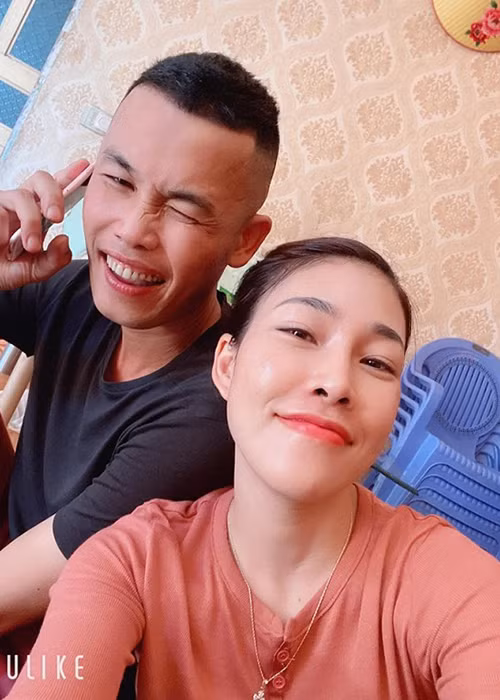 Mới đây, trên trang cá nhân, Diệu Thúy khoe hình ảnh vui vẻ ăn cơm cùng Hiệp Gà sau khi nam diễn viên hài phủ nhận tin đồn sắp lấy vợ 4.