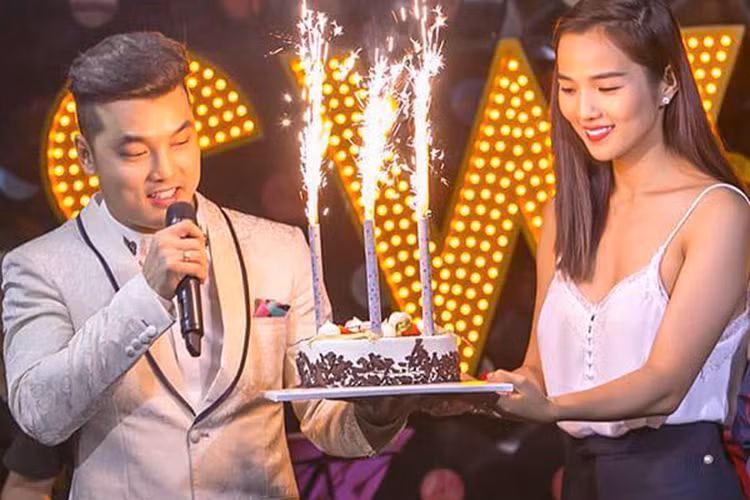 Ưng Hoàng Phúc được cho là thành viên có tổ ấm hạnh phúc nhất nhóm 1088. Hiện tại, anh sống bên bà xã Kim Cương và các con.