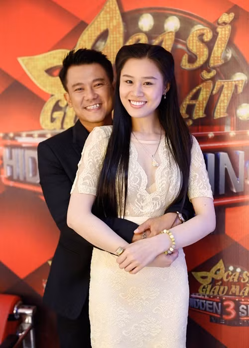 Người vợ thứ hai của Vân Quang Long kém anh đến 10 tuổi.