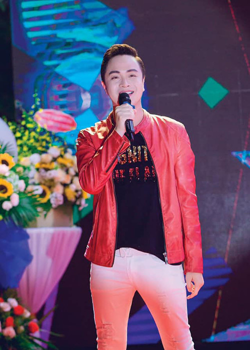 Nhật Tinh Anh có sự nghiệp thành công sau khi rời nhóm 1088 nhờ bản hit “Vầng trăng khóc” song ca cùng Khánh Ngọc.