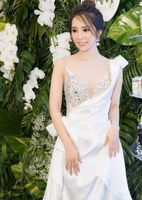 Sau cuộc hôn nhân tan vỡ, Quỳnh Nga vướng nghi vấn tình cảm với nam diễn viên Việt Anh.