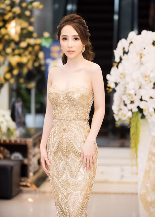 Việt Anh lẫn Quỳnh Nga đều phủ nhận tin đồn hẹn hò. Hiện tại, ngoài chơi cùng một nhóm, cả hai còn đóng chung phim "Sinh tử".