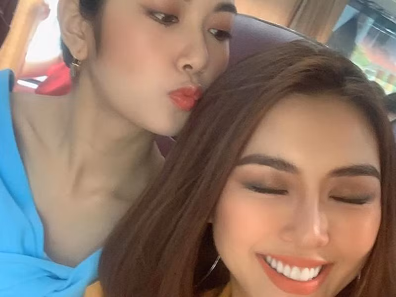 Tại cuộc thi Hoa hậu Hoàn vũ Việt Nam năm nay, Thúy Vân và Tường Linh là bạn thân của nhau.