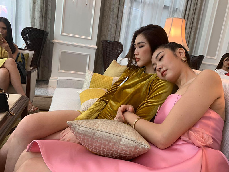 Hình ảnh Thúy Vân tựa vào vai Tường Linh ngủ nhận được sự chú ý của khán giả.