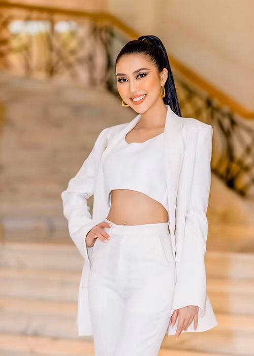 Cô bạn thân của Thúy Vân còn từng giành giải nhất người đẹp Tỉnh Phú Yên 2011, đăng quang Hoa khôi nữ sinh thanh lịch tỉnh Phú Yên 2012.