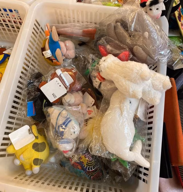 Những món đồ như dây lưng, sách, gấu bông, thậm chí là giày... cũng bị bỏ quên trên tàu điện và được gom lại đem bán trong khu chợ đồ cũ. Nếu đang dừng chân chờ tàu, bạn có thể tranh thủ tham quan chợ và xem xét mua một vài món đồ cũ giá hời.